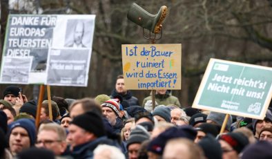 Almanya’da çiftçiler Ekonomi Bakanı’nın feribottan inmesine izin vermedi