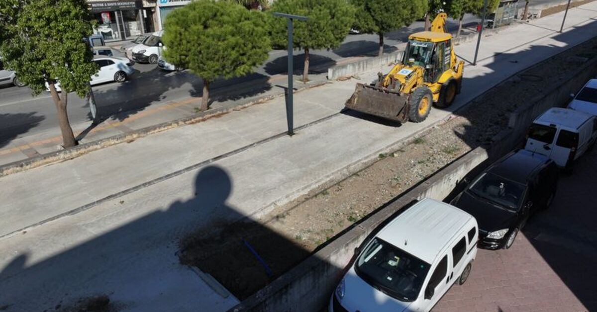İzmir’de 152 yıllık demir yolunun betonla kapatılmasına tepki