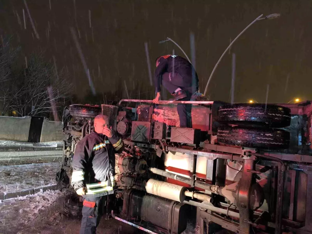 Ağrı’da Kar Yağışı Nedeniyle Kamyonet Devrildi