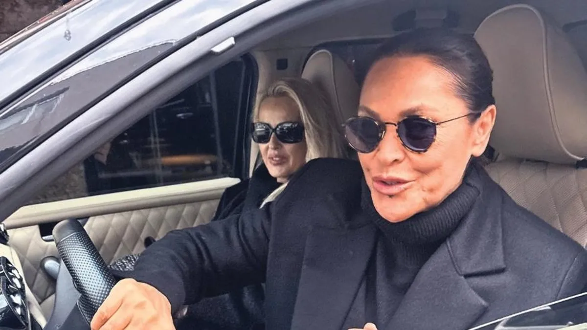 Hülya Avşar kapıdan döndü