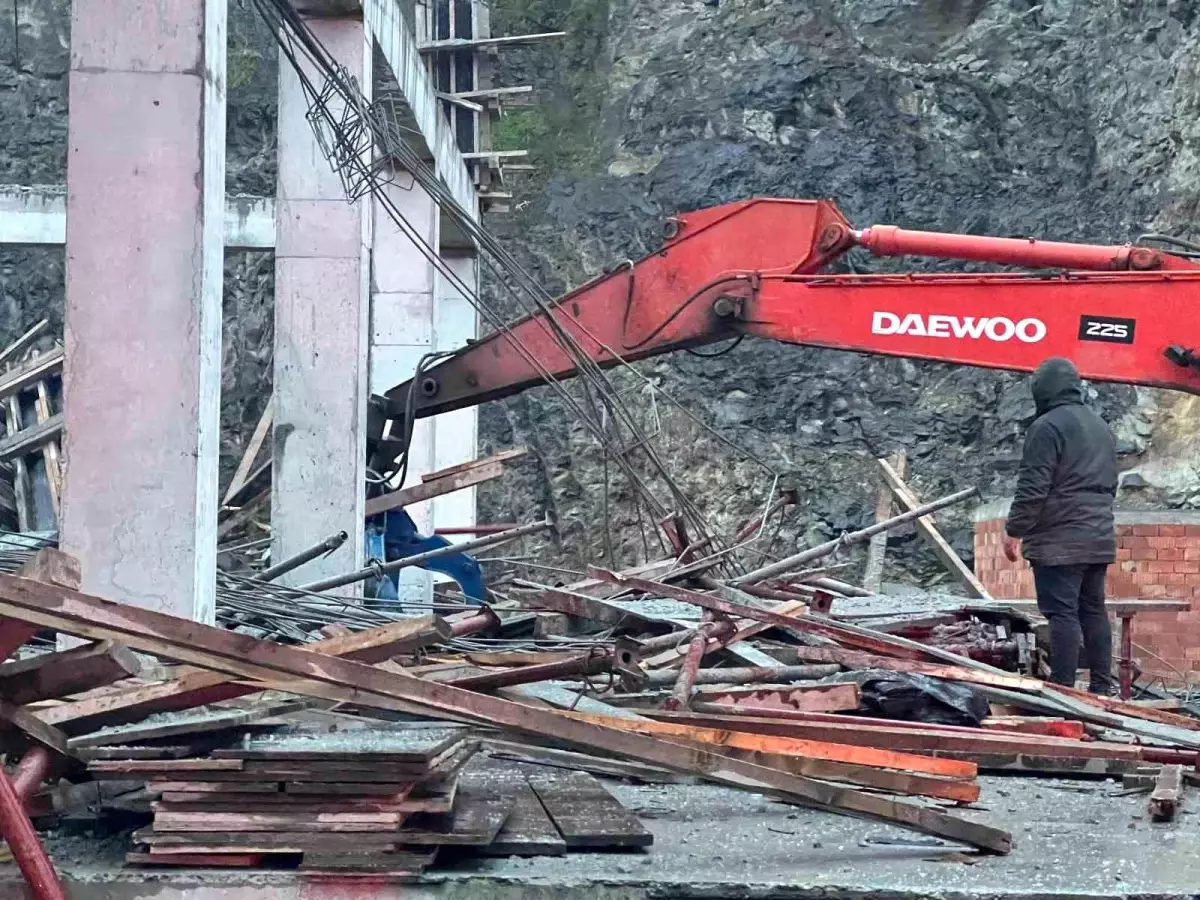 Trabzon’da İnşaat Iskelesi Çöktü, 3 İşçi Yaralandı