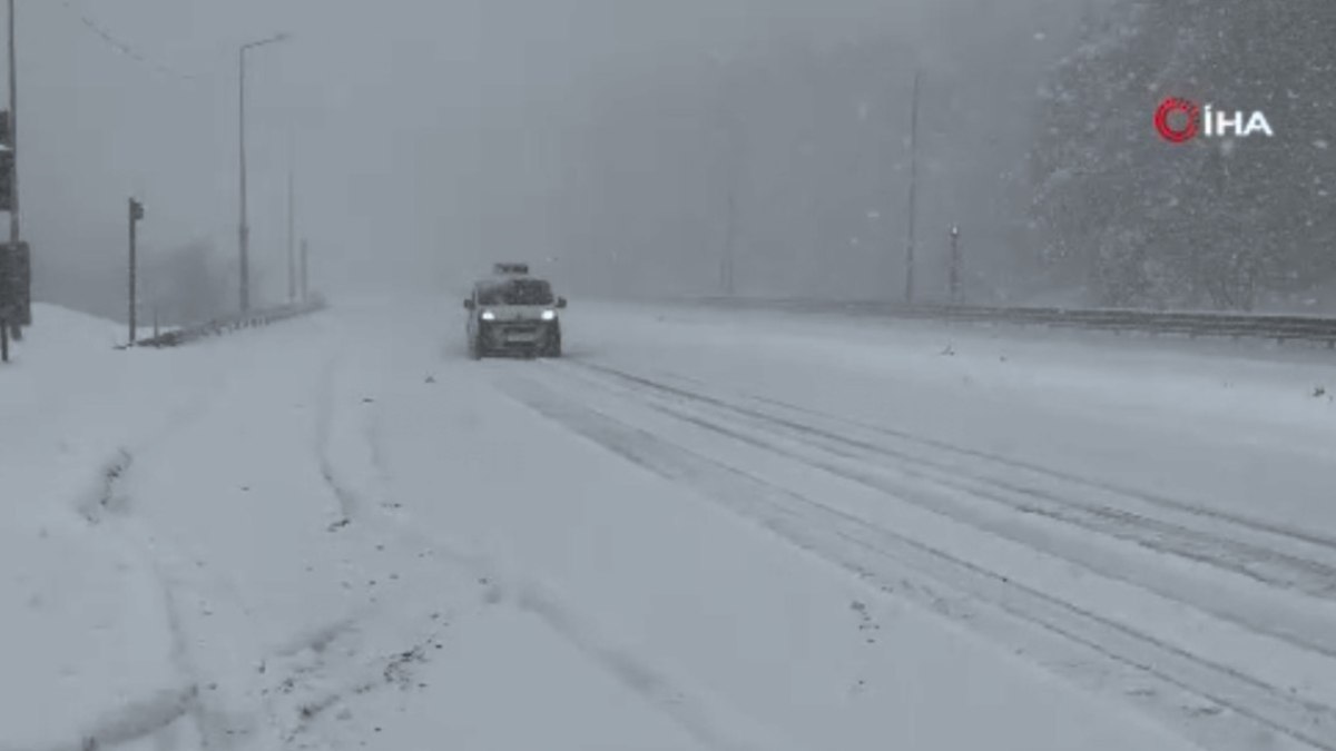 Bolu Dağı’nda yoğun kar yağışı: Kar kalınlığı 20 santimetreyi aştı