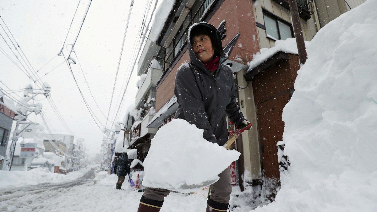Japonya’da rekor seviyede kar yağışı: 12 saatte 1 metreyi aştı
