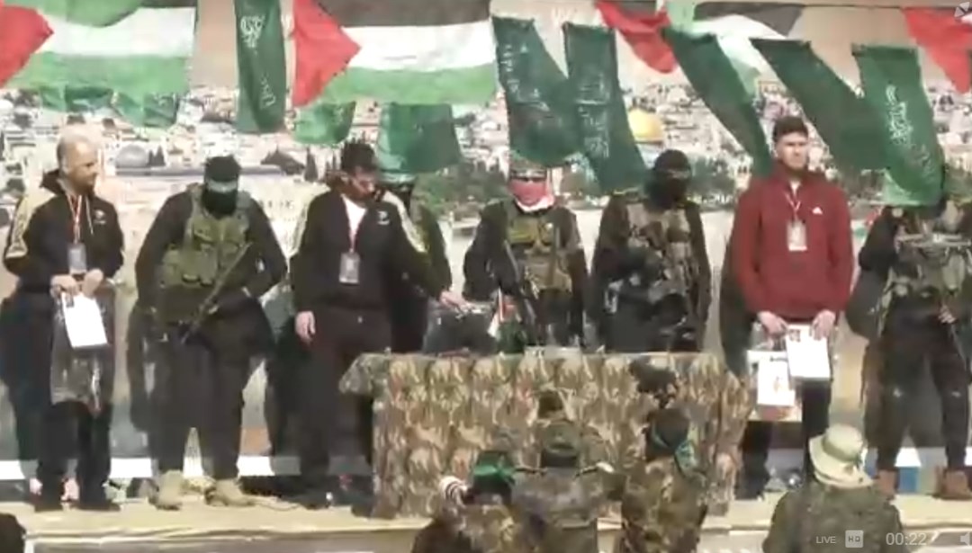 “Kıyamet” kopmadı: Hamas Gazze’deki esirleri Kızılhaç’a teslim etti