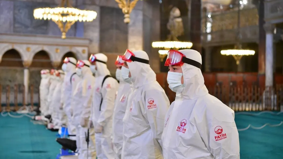 Selatin camiler ramazana hazır: Ayasofya gül suyu ile temizlendi